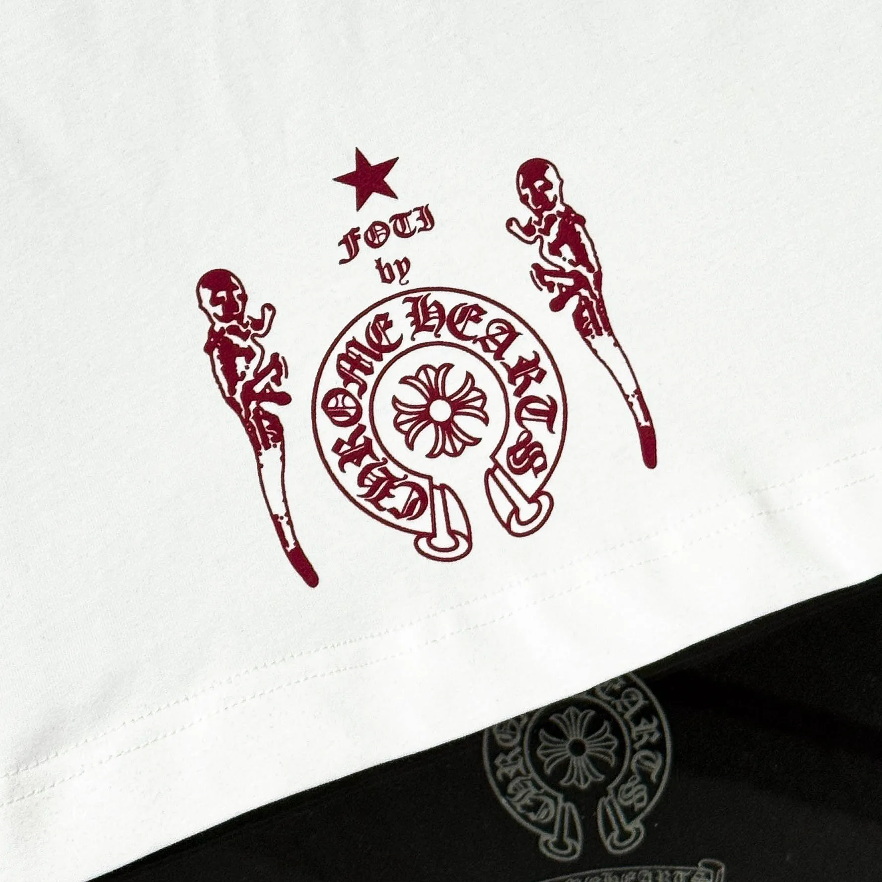 P170 Chrome Hearts Chrome Hearts 25 high version. The fabric is made of 300 grams of high-density pure cotton. It does not deform or shrink. It has three labels. It is the same style for men and women. Technology: suede foam printing. Color: white, black. SIZE: S-XL.